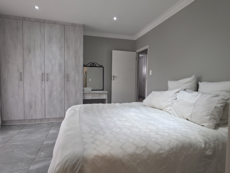 5 Bedroom Property for Sale in Noorsekloof Eastern Cape